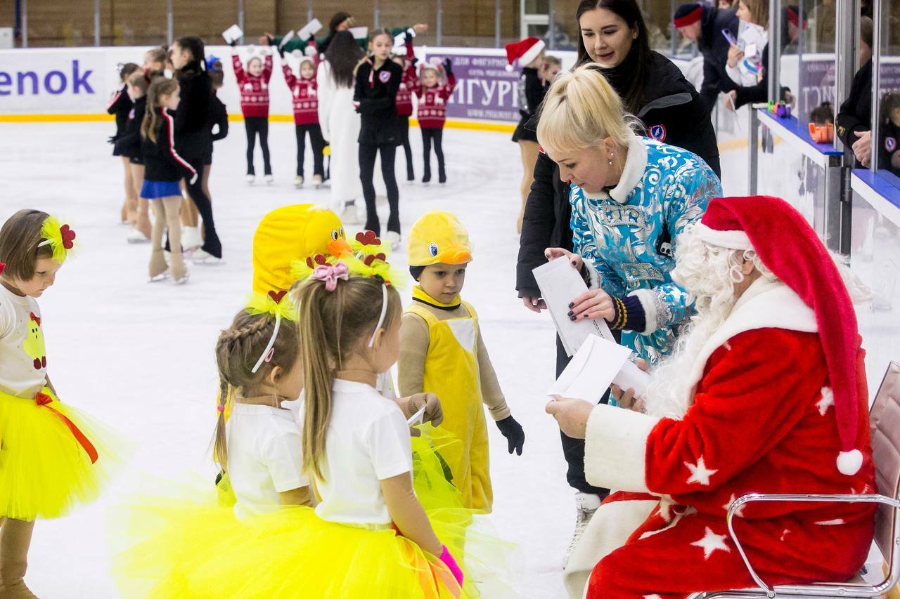 Армия фигурного катания поздравляет спортсменов с Новым годом