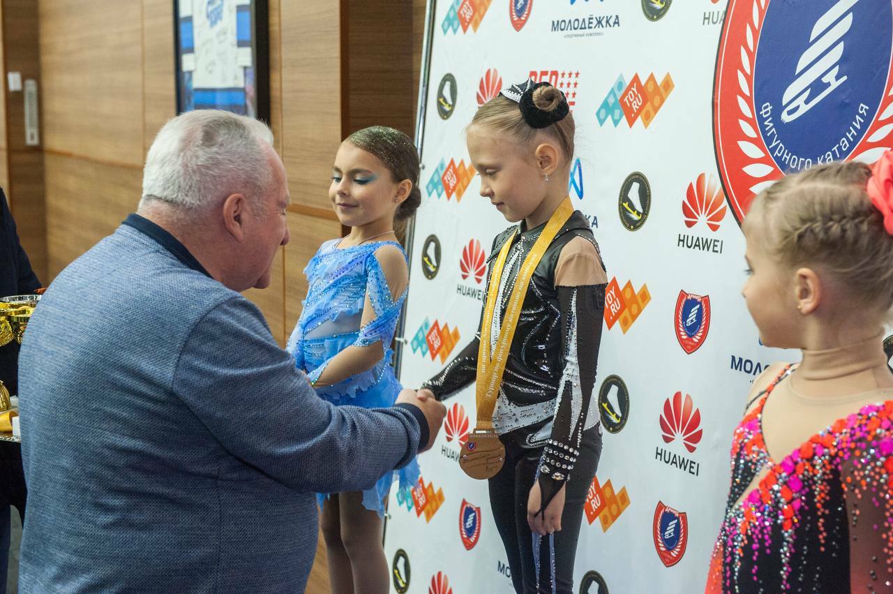 награждение фигуриста из Армии фигурного катания